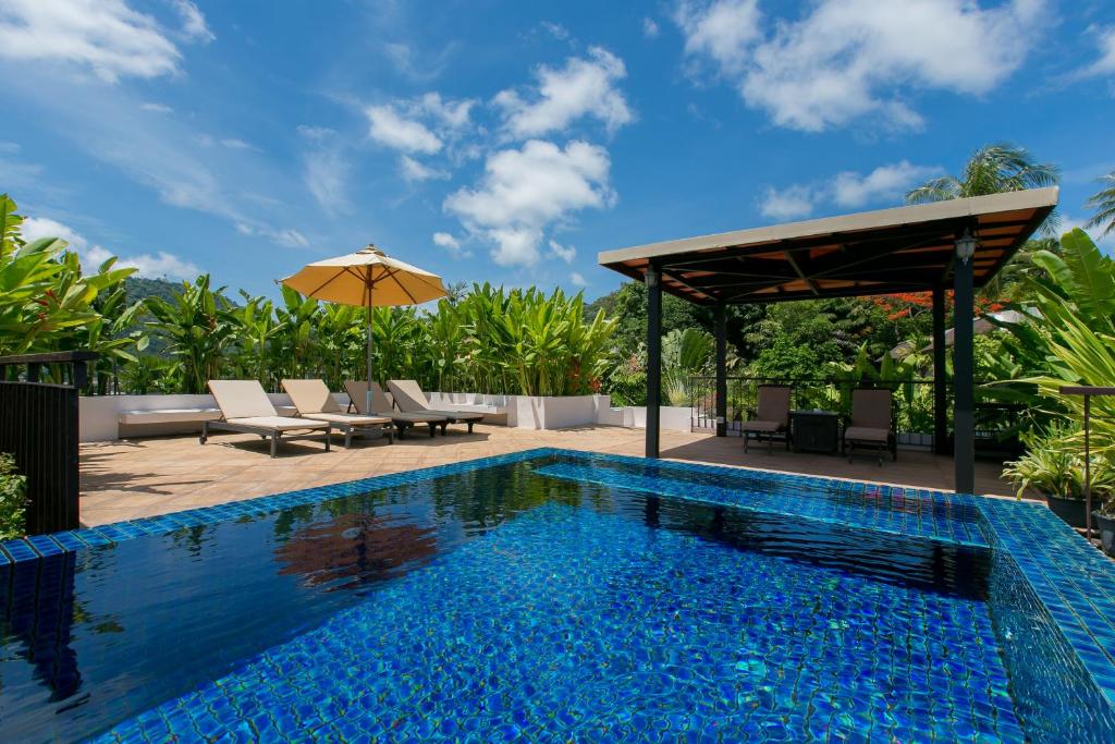 Bazén v ubytování Kata Gardens Penthouse sea view 4C near Kata Noi Beach nebo v jeho okolí