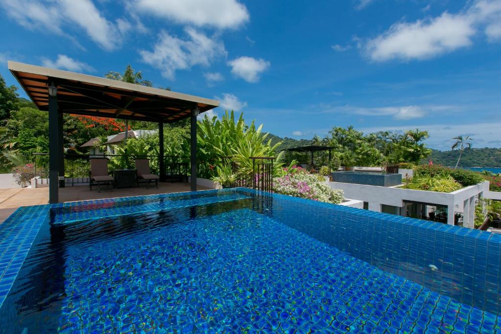 Bazén v ubytování Kata Gardens Penthouse sea view 4C near Kata Noi Beach nebo v jeho okolí