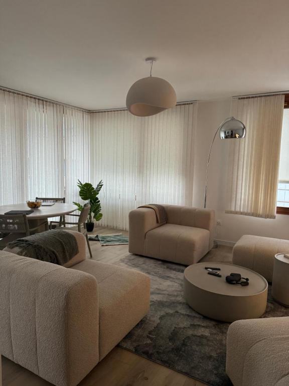 un salon avec un canapé et une table dans l'établissement Appartement Cosy, proche Stade de France, à Saint-Denis