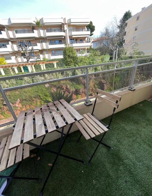 un banc en bois posé au sommet d'un balcon dans l'établissement STUDIO au calme, à Nice