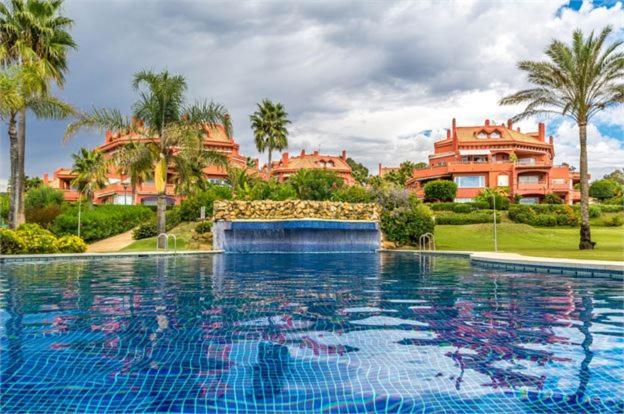 Bazén v ubytovaní Marbella beachside apartment in 5 star gated alebo v jeho blízkosti