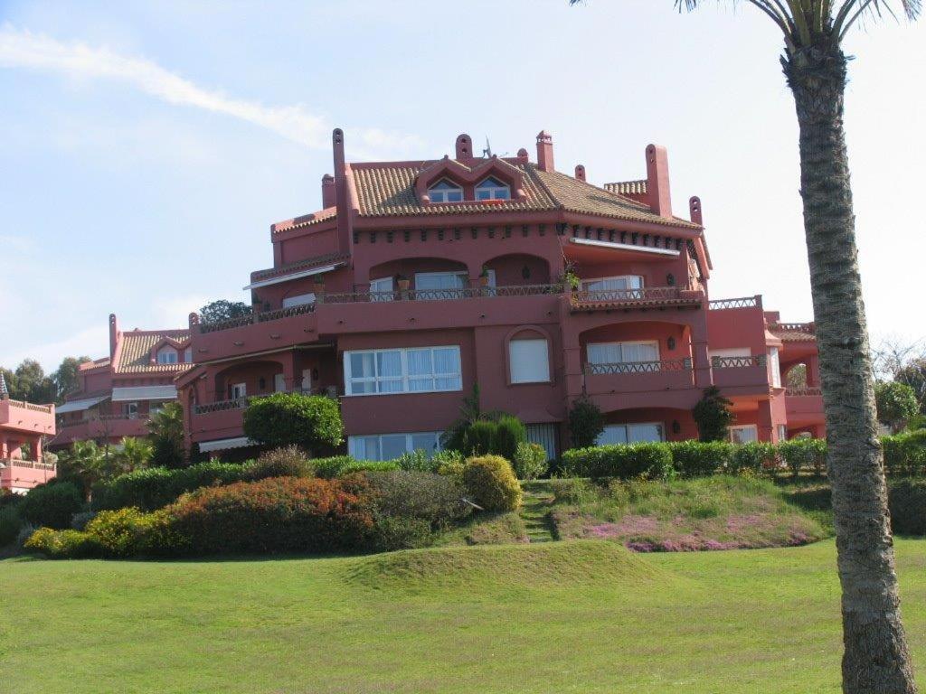 Vonkajšia záhrada v ubytovaní Marbella beachside apartment in 5 star gated