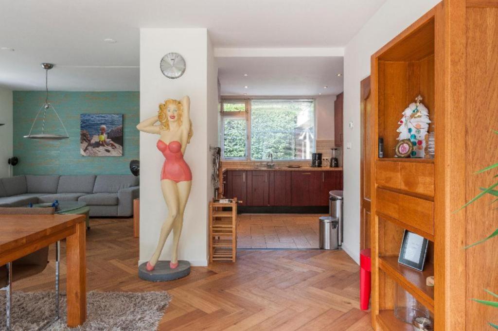 Ground Floor and Twin Bedroom in luxurious Villa with beautiful garden very near TUe and Centre - King Studio Met Bankbed