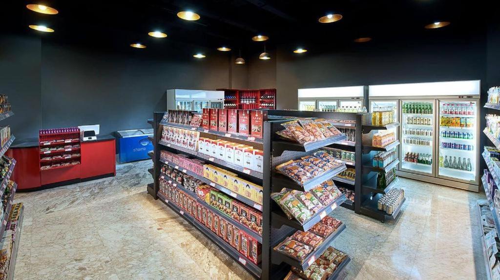 Supermarket nebo jiné obchody v  hotelu nebo okolí