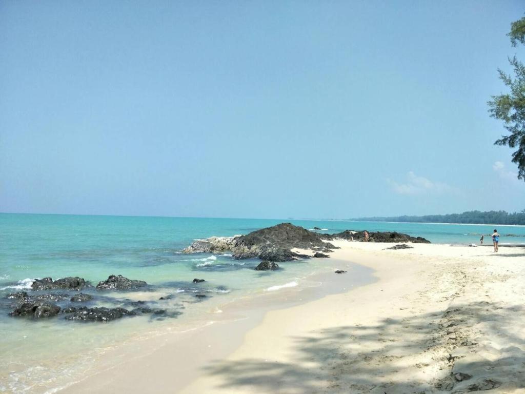 カオラックにあるPhang nga farmstayの砂浜と海を歩く人と一緒に行くビーチ