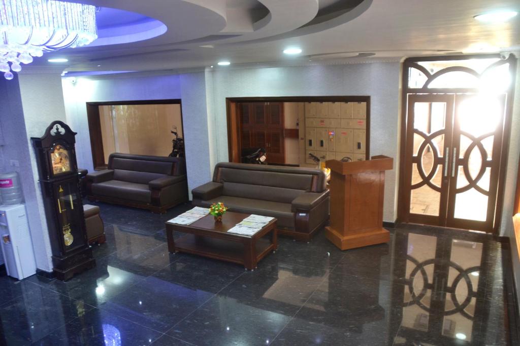 Posezení v ubytování Peace Inn Chennai