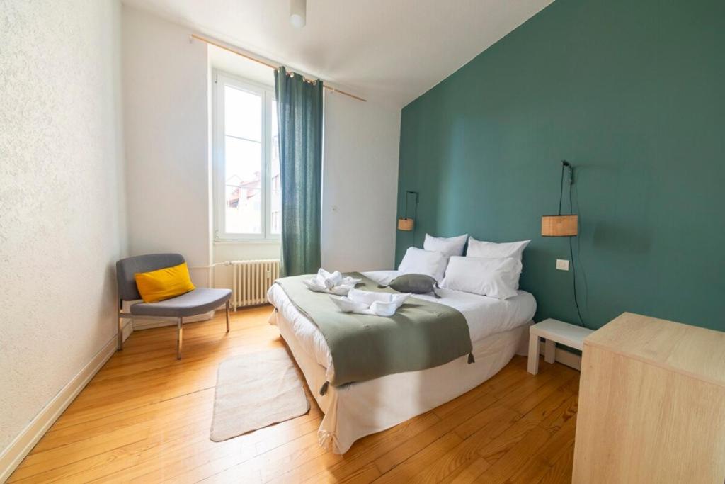 une chambre avec un grand lit et une chaise dans l'établissement OIQIA • Épicure, à Colmar