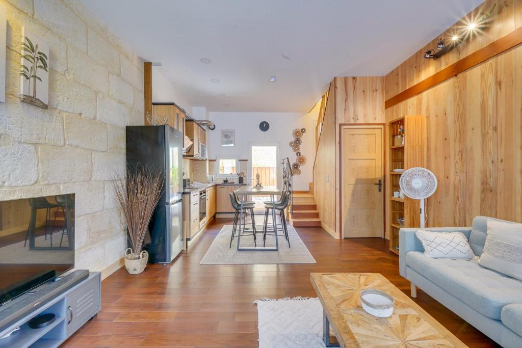 ein Wohnzimmer mit Sofa und Tisch in der Unterkunft La Riveraine - Belle maison à 20 min de Bordeaux in Lormont