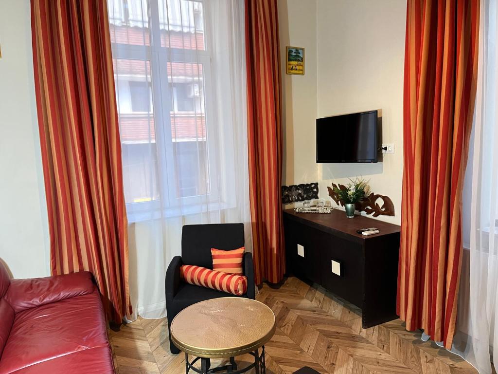 TV a/nebo společenská místnost v ubytování Hotel Michelangelo