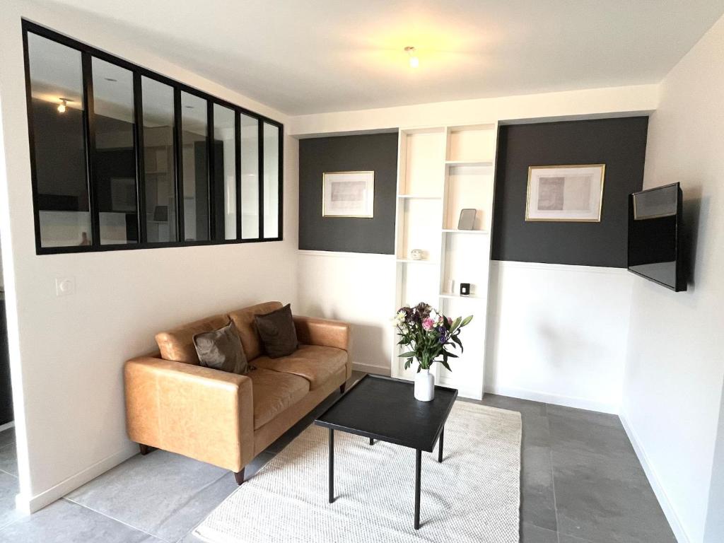 un salon avec un canapé et une table dans l'établissement M25 Marquer joli T2 proche frontière, à Annemasse