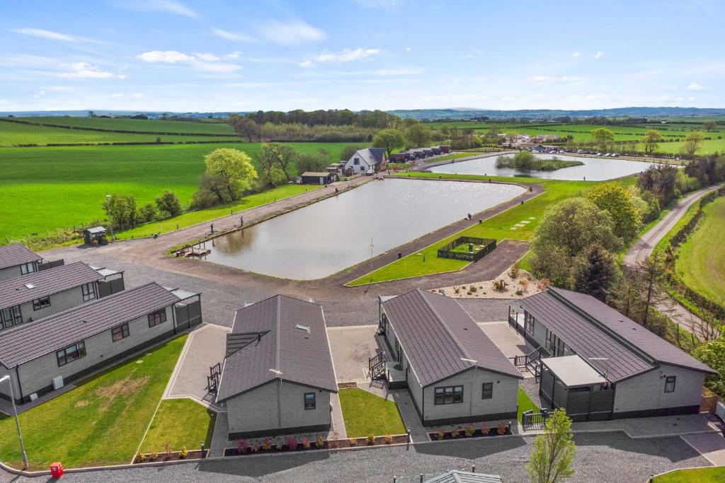 Arranview Lochside Pods & Lodges all with private Hot-tubs - Housity