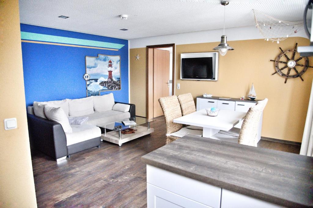 ウッカーミュンデにあるLagunenstadt am Haff Fewo 47 - Kehr wieder!のソファとテーブルのあるリビングルーム