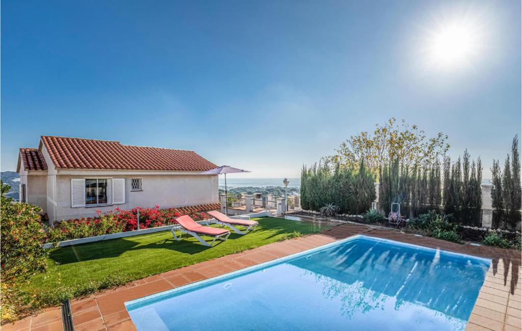 a backyard with a swimming pool and a house at Gorgeous Home In Sant Cebrià De Vallalt in Sant Cebrià de Vallalta