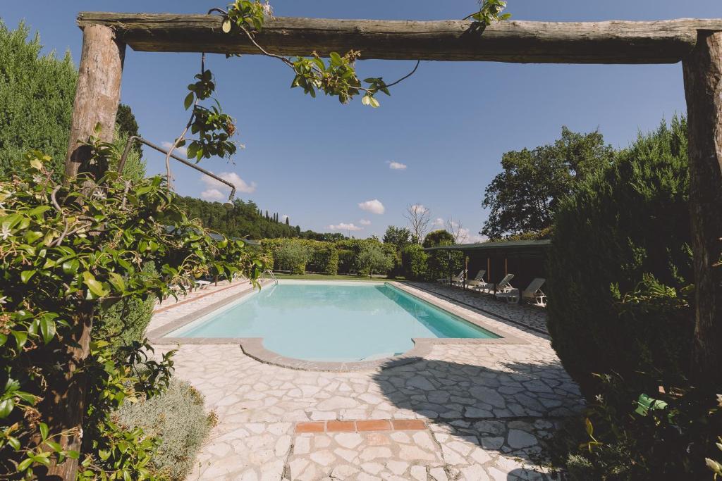 basen w środku ogrodu w obiekcie Villa Nobile Cortona family apartments w mieście Cortona