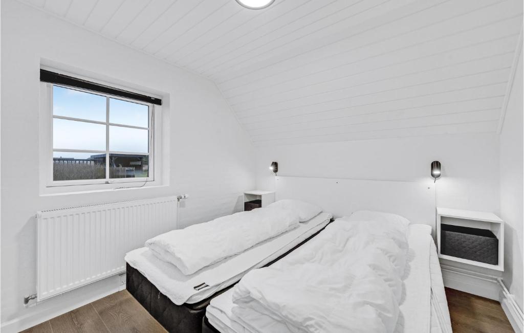 Kuchyň nebo kuchyňský kout v ubytování Lovely Home In Ringkøbing With Sauna