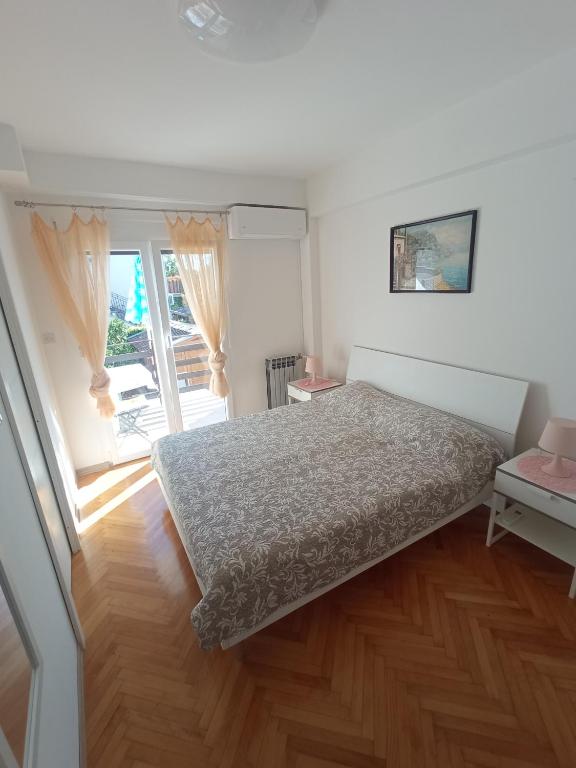 Room with Terrace, Just 3 Mins from the Beach