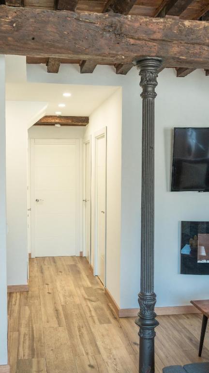 TV a/nebo společenská místnost v ubytování Apartamentos Cama del Rey 2 habitaciones