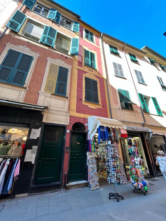 un edificio in una strada con un negozio di fronte di Nonna Nanda Nest by PortofinoVacanze a Rapallo