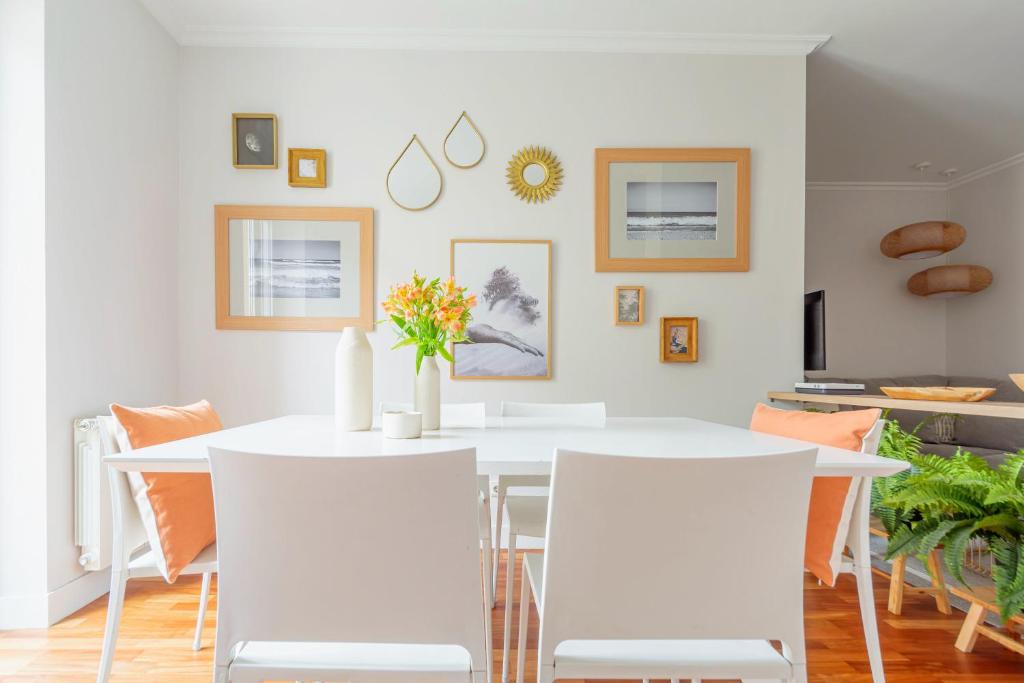 jadalnia z białym stołem i krzesłami w obiekcie San Sebastian City Center⎮3 Bedrooms⎮Free WIFI w mieście San Sebastián
