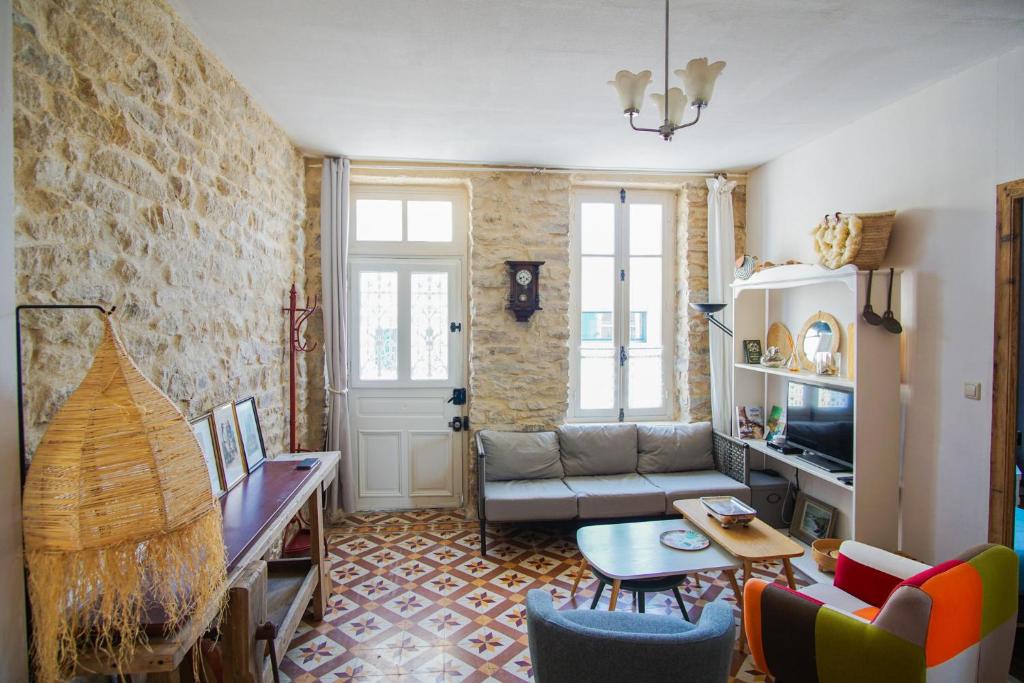 un salon avec un canapé et une table dans l'établissement La maison du pecheur, proche des plages, jardin, à Concarneau