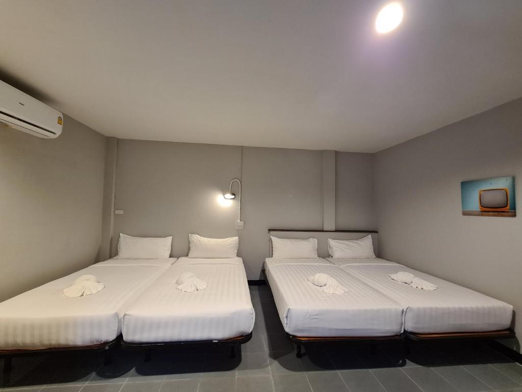 The 8 Factory Hotel Phitsanulok - Family 4 Beds With Private Bathroom