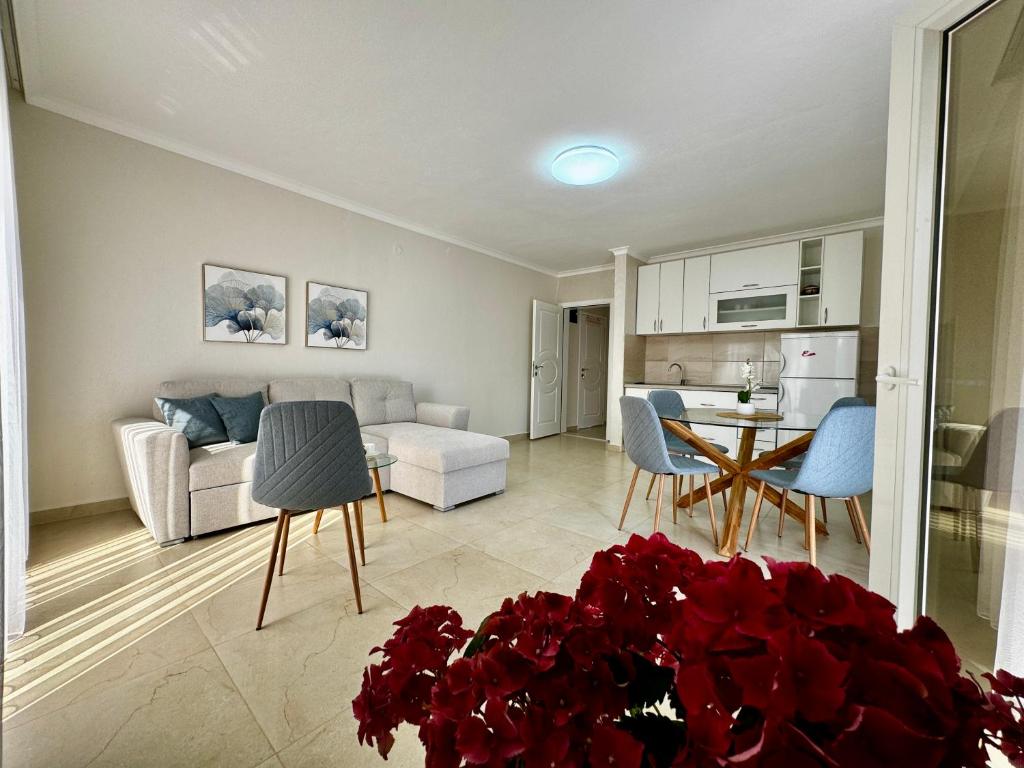 ein Wohnzimmer mit Sofa und Tisch in der Unterkunft Lajla Apartments in Dobra Voda