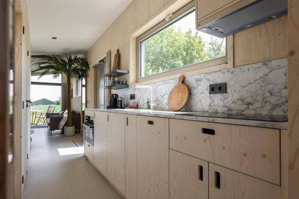 Kuchyň nebo kuchyňský kout v ubytování Hello Zeeland - Tiny House Zeeuwse Liefde 6