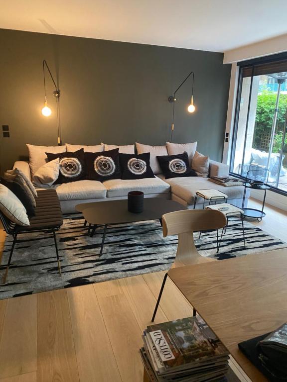 un salon avec un canapé et une table dans l'établissement Appartement Design avec Jardin 4 pers 2 Chambres, à Paris