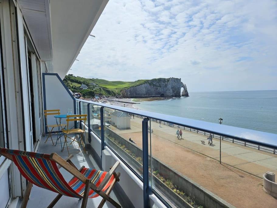 d'un balcon avec une chaise et une vue sur la plage. dans l'établissement L'idéal, appartement vue mer, à Étretat