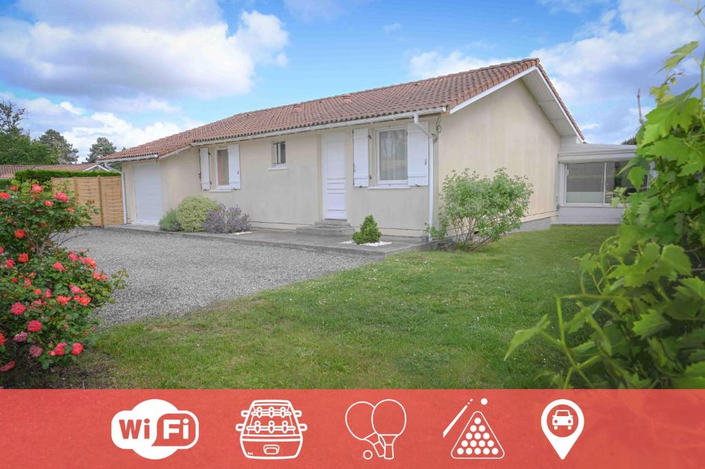 une maison avec un panneau devant dans l'établissement La Maison Maluti - avec Baby-foot, Billard & Wifi, à Hostens