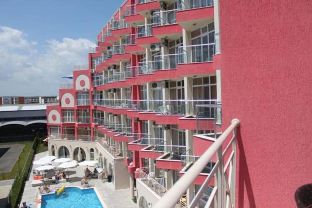 Swimmingpoolen hos eller tæt på Rose Garden Omax Apartments