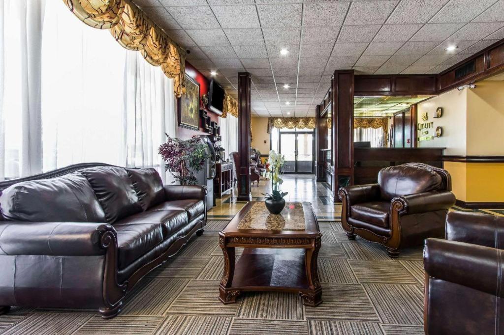 a living room with leather furniture and a coffee table at Quality Inn Duncan HWY 81 in Duncan