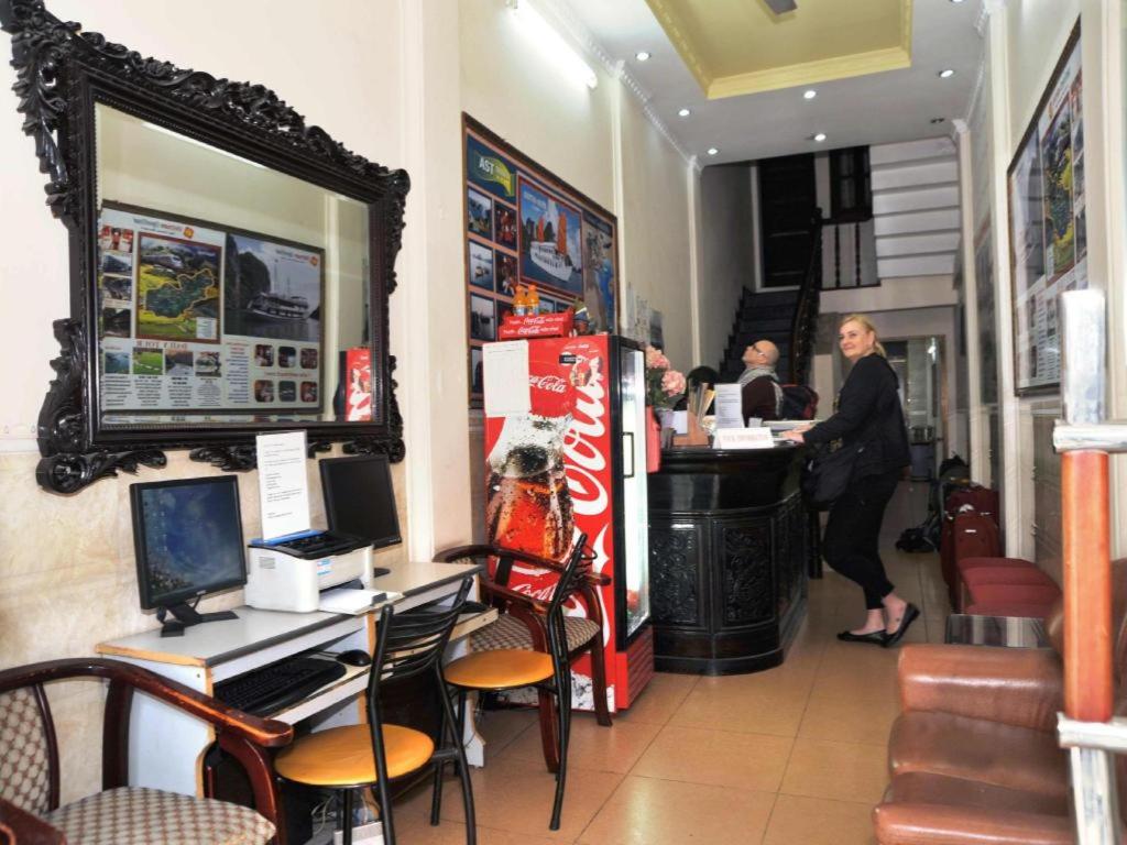 Una mujer parada en un mostrador en un restaurante en Kangaroo Hostel, en Hanói