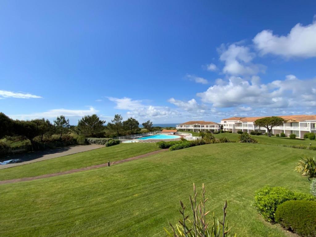 Photo de la galerie de l'établissement Appartement vue mer en residence piscines, à Les Sables-dʼOlonne