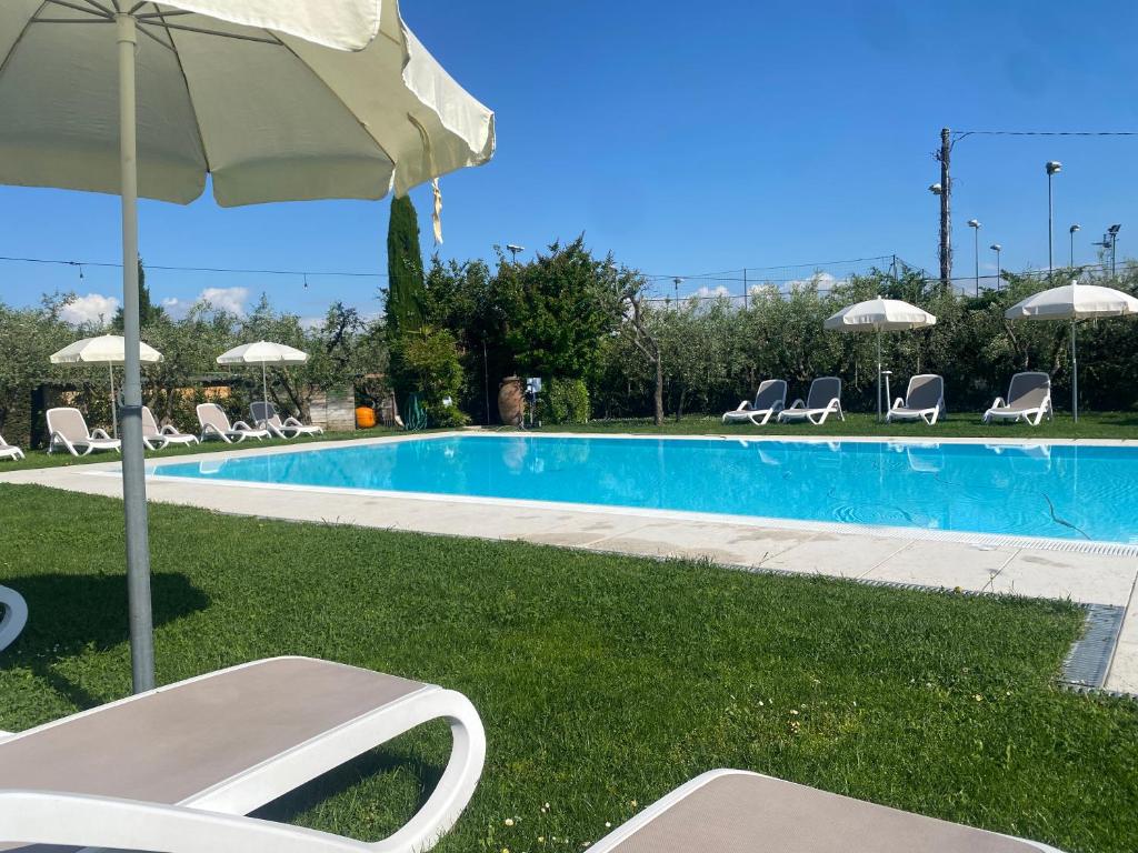 Bazén v ubytování Agricampeggio Oasi del Garda nebo v jeho okolí
