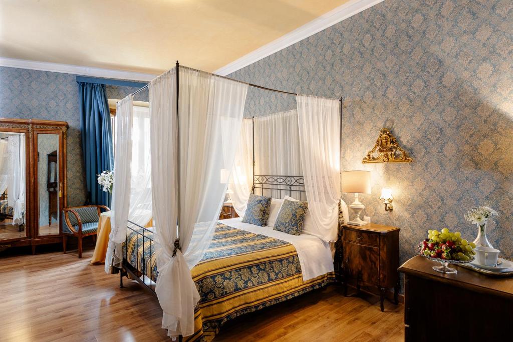 Postel nebo postele na pokoji v ubytování Hotel Palazzo dal Borgo