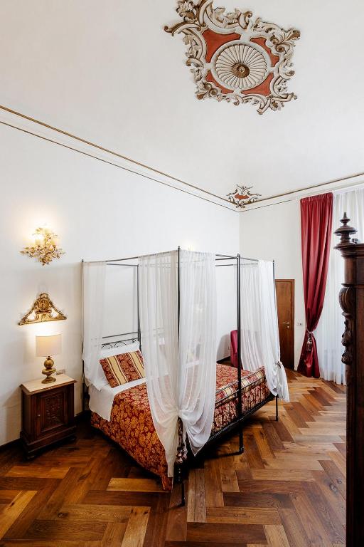 Postel nebo postele na pokoji v ubytování Hotel Palazzo dal Borgo