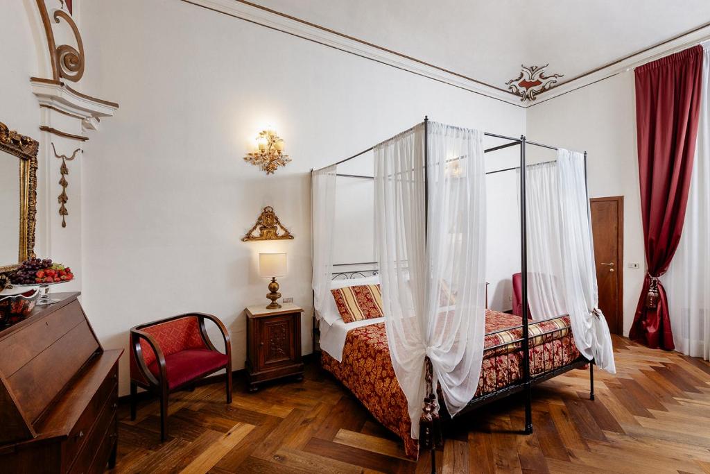 Postel nebo postele na pokoji v ubytování Hotel Palazzo dal Borgo