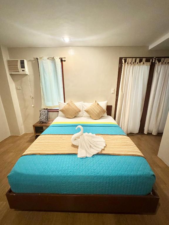 Postel nebo postele na pokoji v ubytování White Beach Suites Boracay
