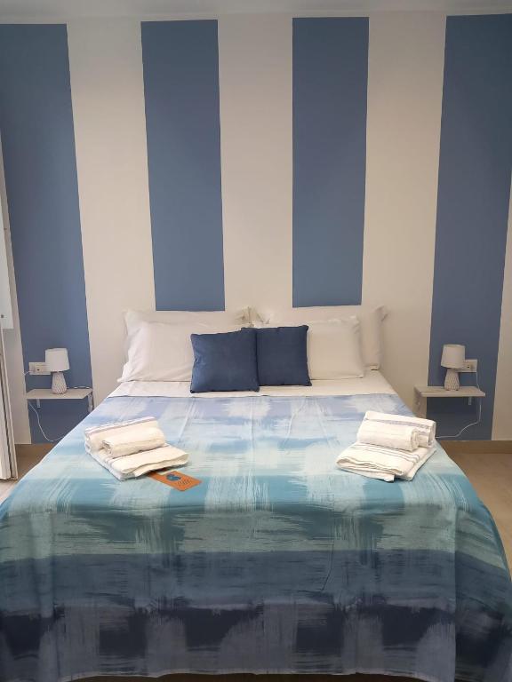 Postel nebo postele na pokoji v ubytování Blueinfinityroom