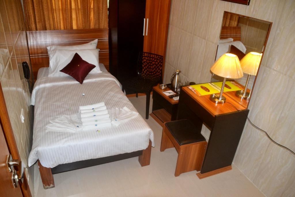 Postel nebo postele na pokoji v ubytování Peace Inn Chennai