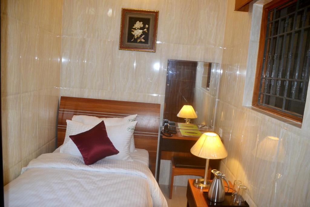 Postel nebo postele na pokoji v ubytování Peace Inn Chennai