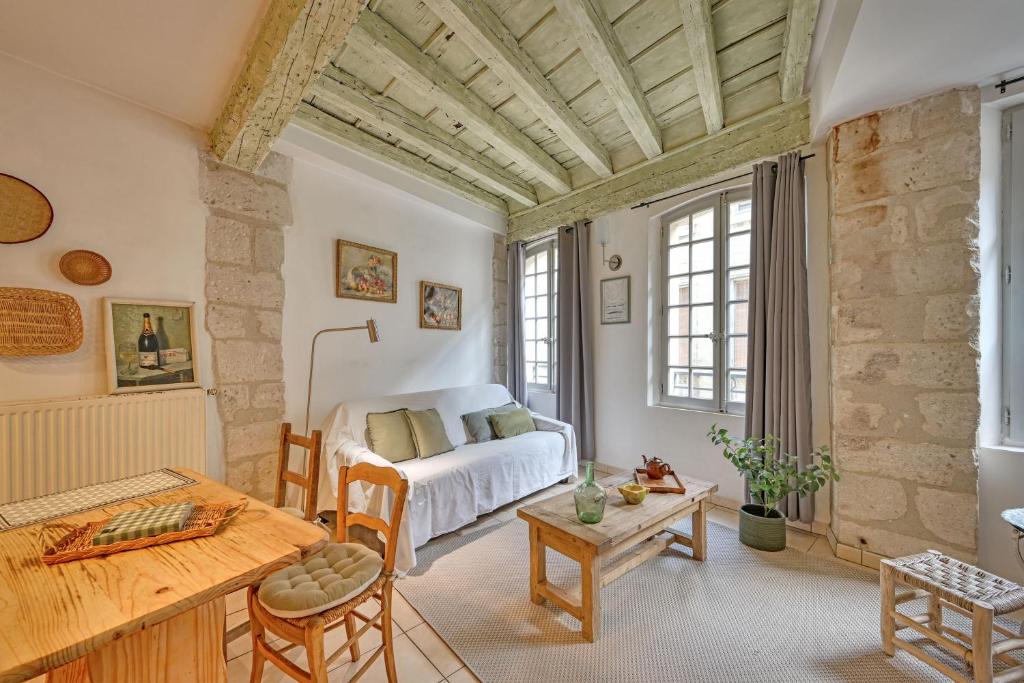 un salon avec un lit et une table dans l'établissement Le Provençal - HYPER CENTRE - WIFI, à Avignon