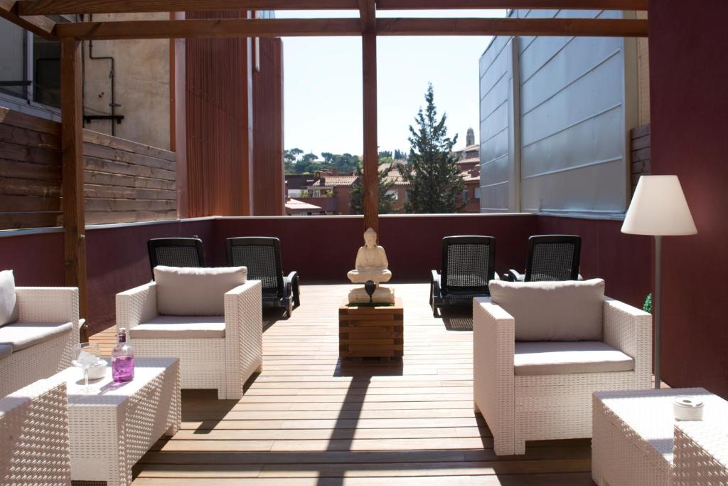 A seating area at Home to Home Barcelona