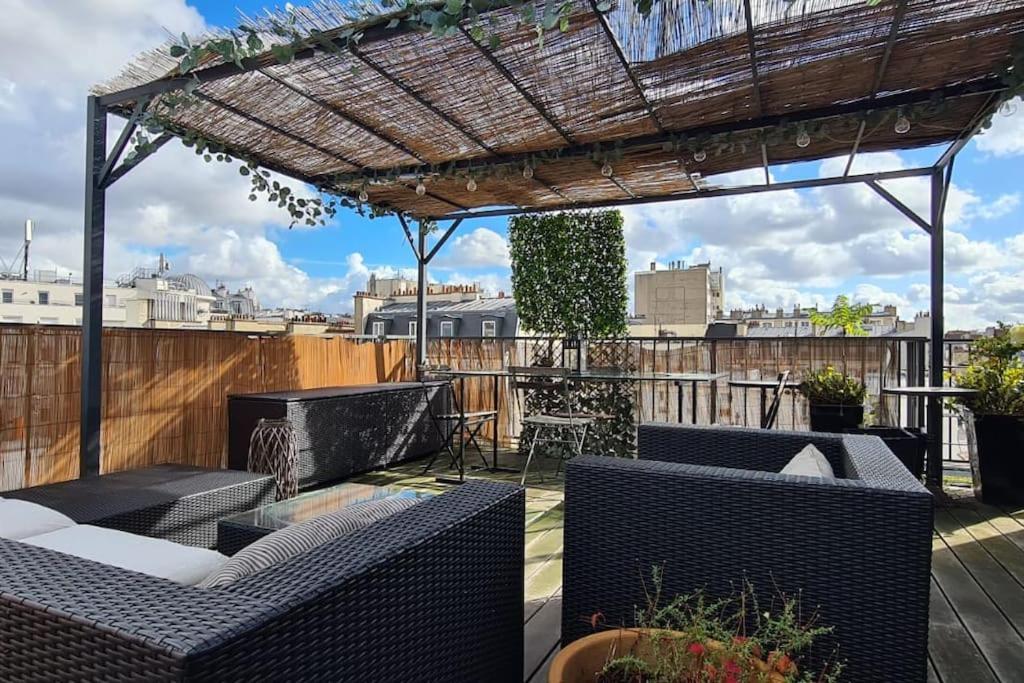 une terrasse sur le toit avec des chaises et une pergola dans l'établissement Room with terrace and view of Sacré Coeur, à Paris