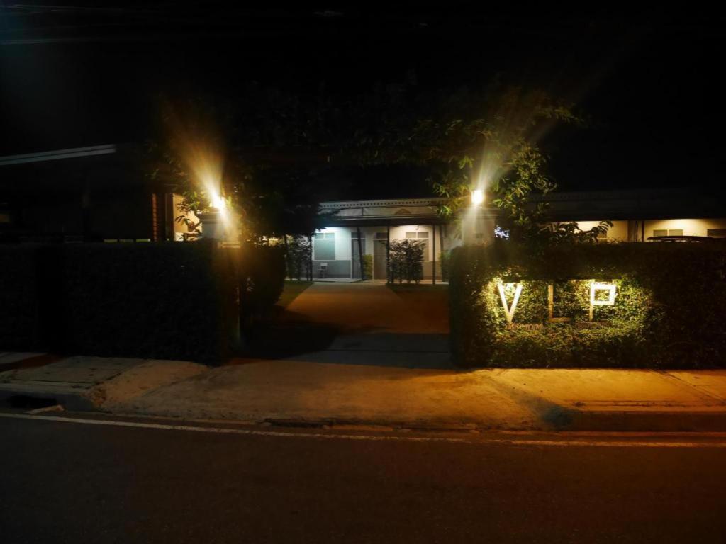 a house with a sign that says va at night at walaiya palace in Ban Khlong Chi Lat