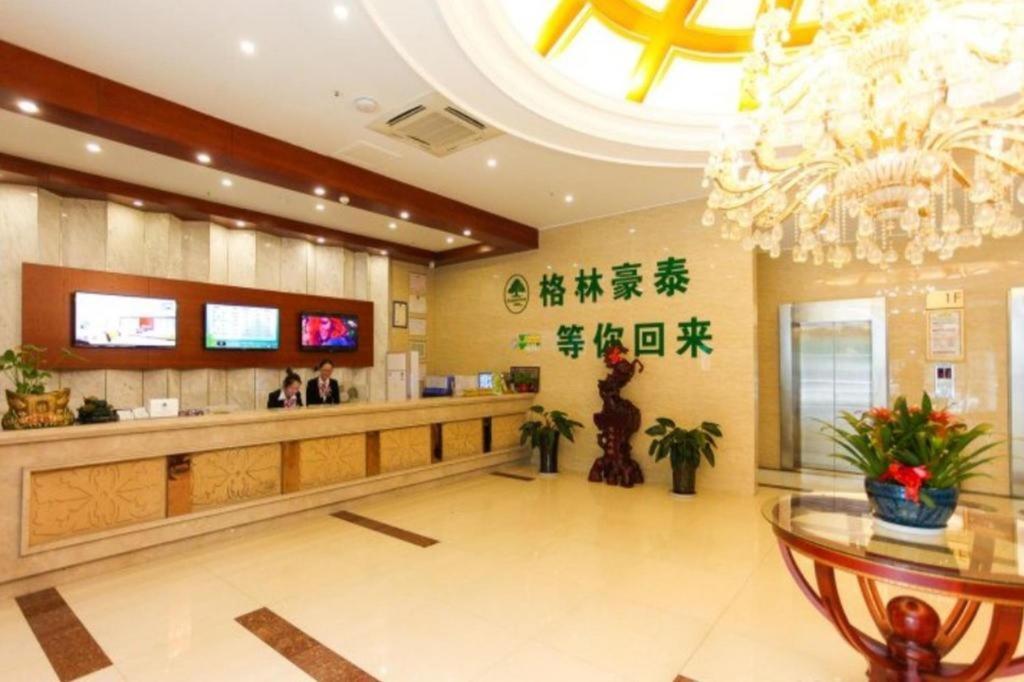 TV a/nebo společenská místnost v ubytování GreenTree Inn JiangSu Wuxi Jiangyin City QinGYAng Town Fuqian Road Express Hotel