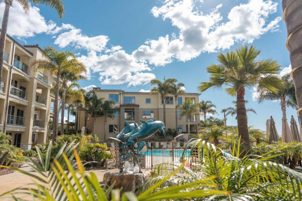 Blick auf ein Resort mit Pool und Palmen in der Unterkunft Dolphin Bay Resort and Spa in Shell Beach