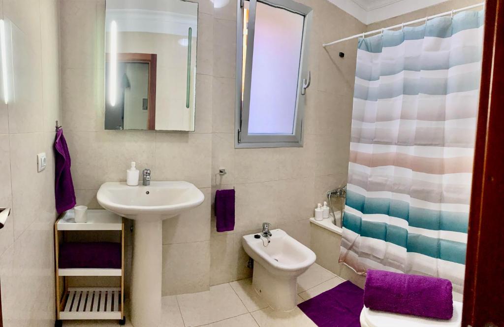ein Badezimmer mit Waschbecken, Toilette und Dusche in der Unterkunft Apartamento Las Palmeritas Palm Mar Tenerife Sur in Palm-mar