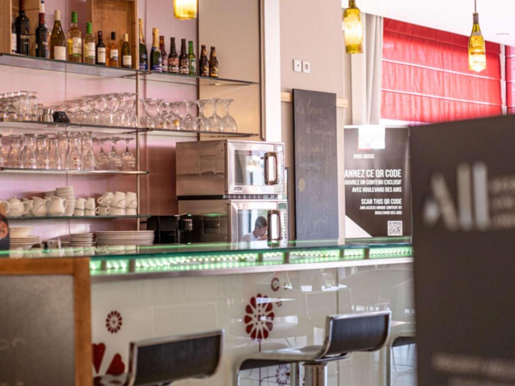 Lounge nebo bar v ubytování Hôtel ibis Guingamp Cœur de Bretagne